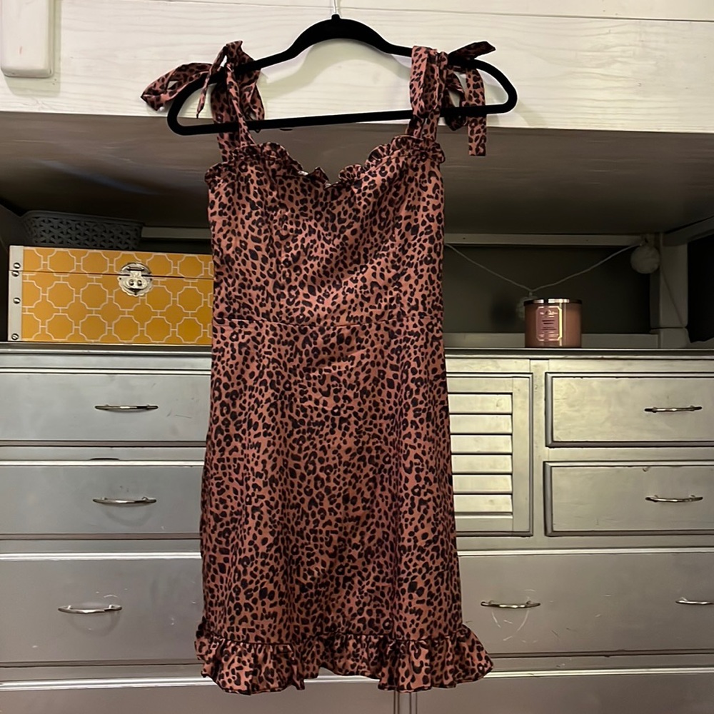 Fitted women’s dress with adjustable tie straps